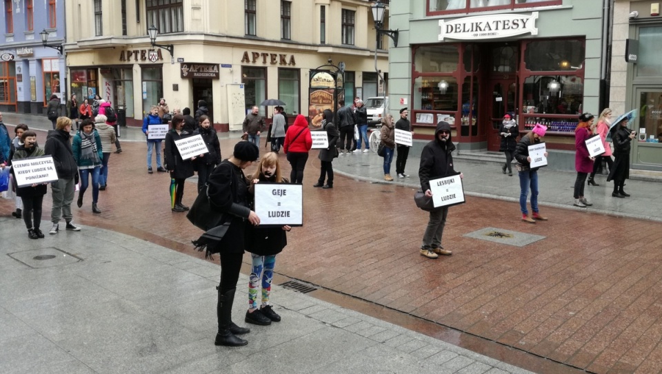 Uczestnicy "Dnia Milczenia" wyrazili wToruniu swój sprzeciw wobec nietolerancji. Fot. Wiktor Strumnik