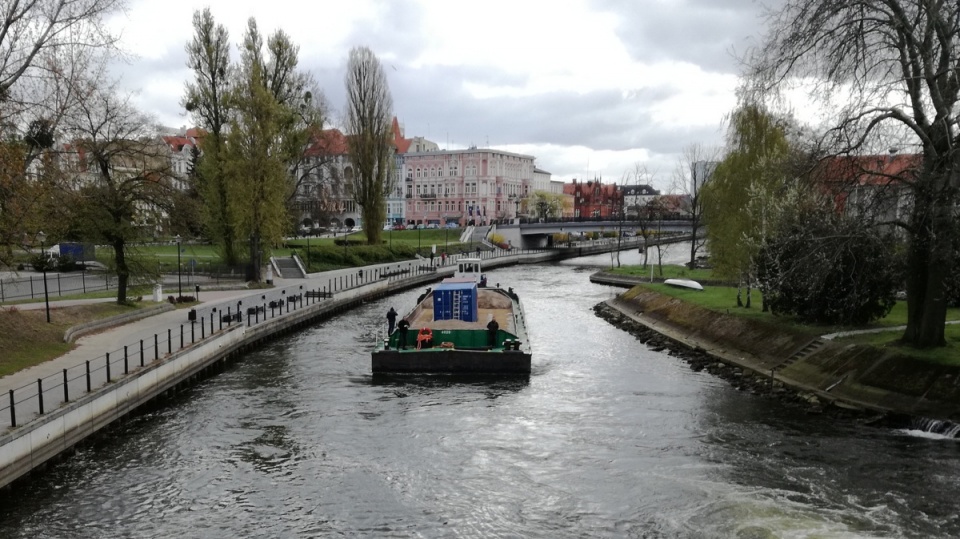 Barka płynąca z Gdańska do Warszawy dopłynęła do Wyspy Młyńskiej w Bydgoszczy. Fot. Robin Jesse