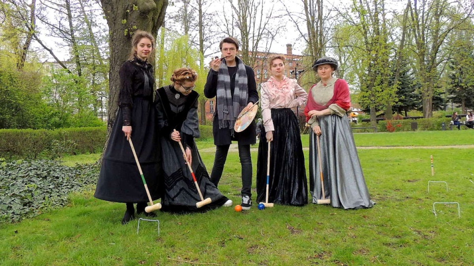 W ramach pikniku, obraz pt. "Gra w krokieta" odtwarzali uczniowie Zespołu Szkół Plastycznych im. Leona Wyczółkowskiego w Bydgoszczy. Fot. Damian Klich