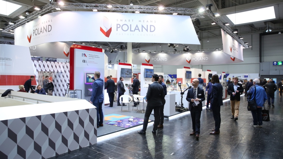 Polskie stanowisko na międzynarodowych targach przemysłowych Hannover Messe 2017 w Hanowerze. Fot. PAP/Rafał Guz