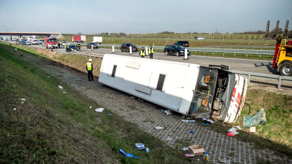 Miejsce wypadku na autostradzie A2 w okolicach miejscowości Zawady. Wczesnym rankiem autobus, którym podróżowali obywatele Białorusi, wjechał do rowu. Fot. PAP/Grzegorz Michałowski