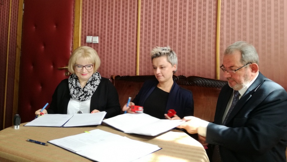 Rektor Akademii Muzycznej Jerzy Kaszuba podpisuje umowę z przedstawicielkami pracowni Plus3Architekci.Fot. Robin Jesse