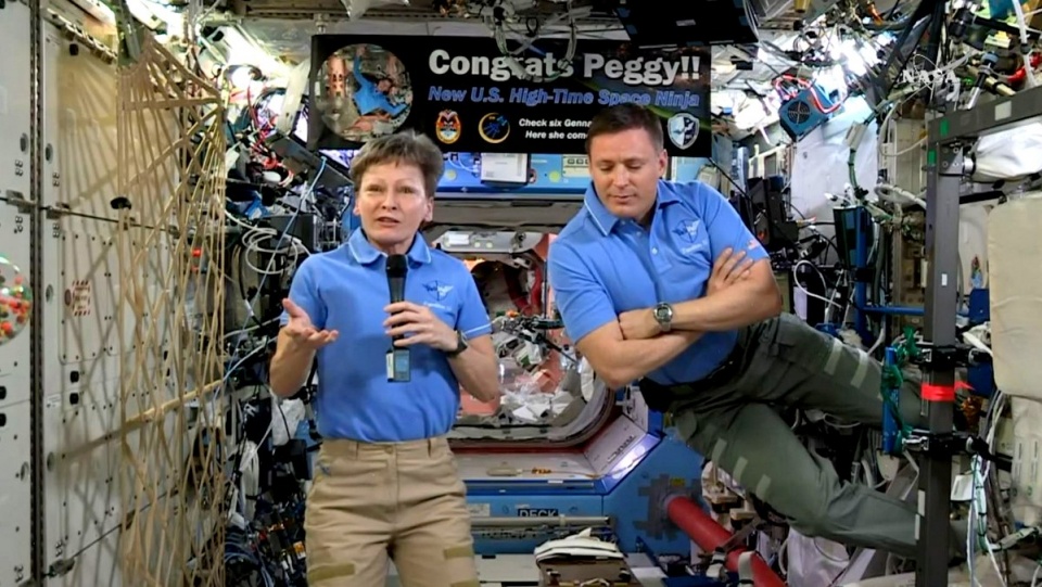 Z orbity do swoich kolegów na Ziemi mówili amerykańscy astronauci: Peggy Whitson i Jack Fischer. Fot. PAP/EPA/NASA TV HANDOUT