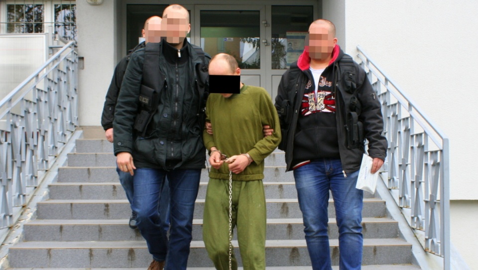 26 kwietnia zatrzymany został doprowadzony do prokuratora, który przedstawił jemu zarzut zabójstwa. Fot. KWP w Bydgoszczy