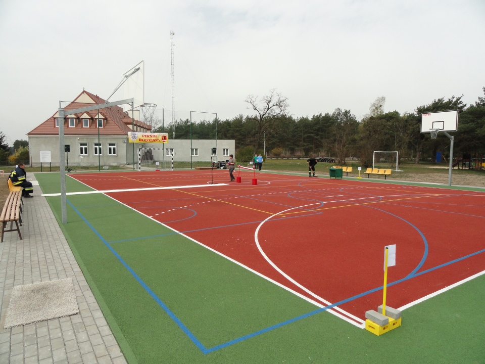 Otwarcie boiska przy szkole w Warząchewce Polskiej. Fot. Sławomir Kukiełczyński