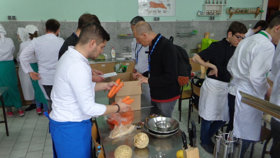 Młodzi kucharze przygotowują dania z przepisów przodków mając do dyspozycji dwie książki kucharskie z przełomu XIX/XX wieku. Fot. Marcin Doliński