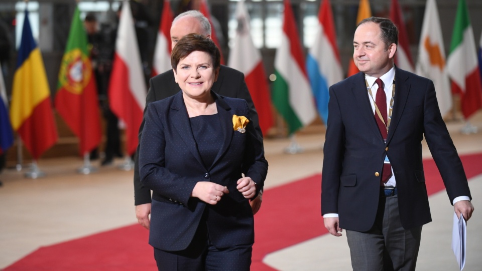 Premier Beata Szydło i sekretarz stanu ds. europejskich w MSZ Konrad Szymański przybyli na posiedzenie Rady Europejskiej w Brukseli. Fot. PAP/Bartłomiej Zborowski