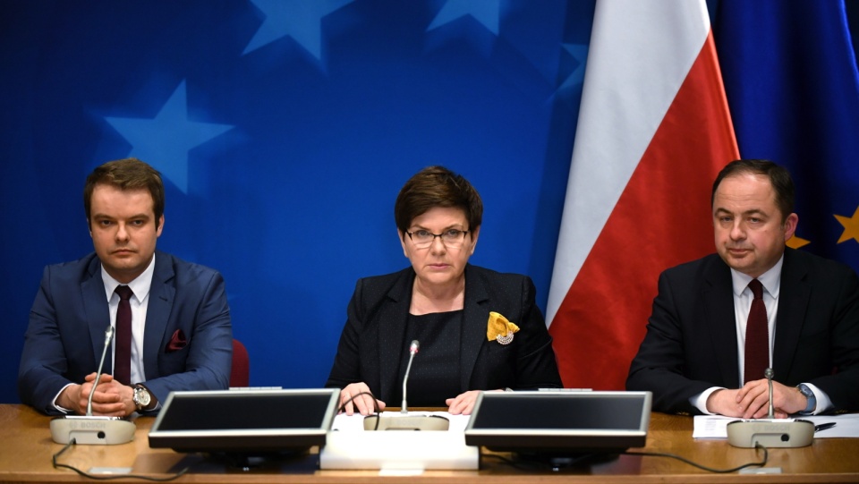 Premier Beata Szydło (C), rzecznik rządu Rafał Bochenek (L) i sekretarz stanu ds. europejskich w MSZ Konrad Szymański (P) podczas konferencji prasowej po posiedzeniu Rady Europejskiej w Brukseli. Fot. PAP/Bartłomiej Zborowski