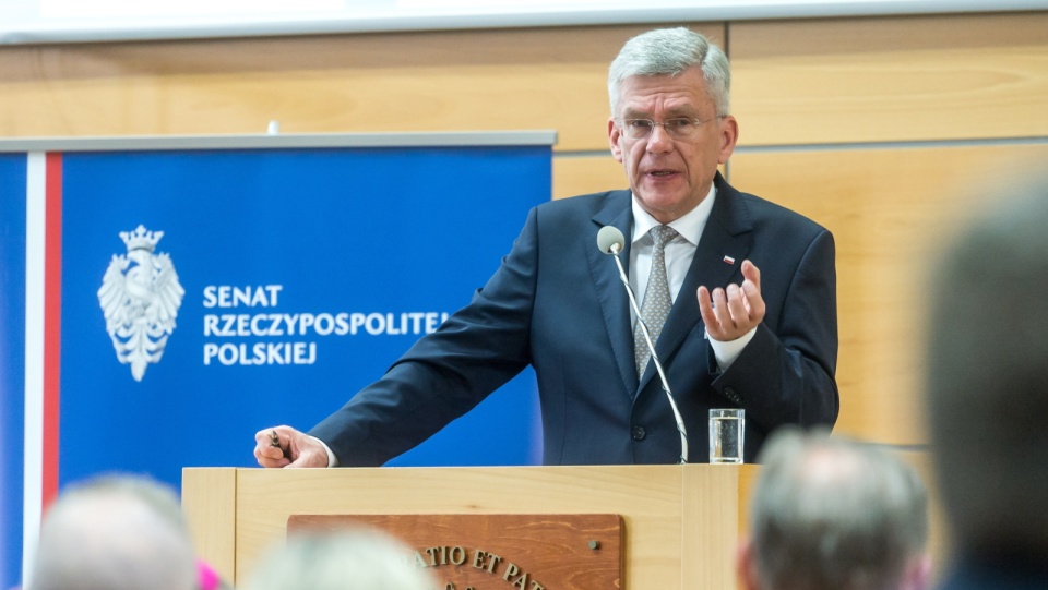 Premier Beata Szydło (C), rzecznik rządu Rafał Bochenek (L) i sekretarz stanu ds. europejskich w MSZ Konrad Szymański (P) podczas konferencji prasowej po posiedzeniu Rady Europejskiej w Brukseli. Fot. PAP/Bartłomiej Zborowski