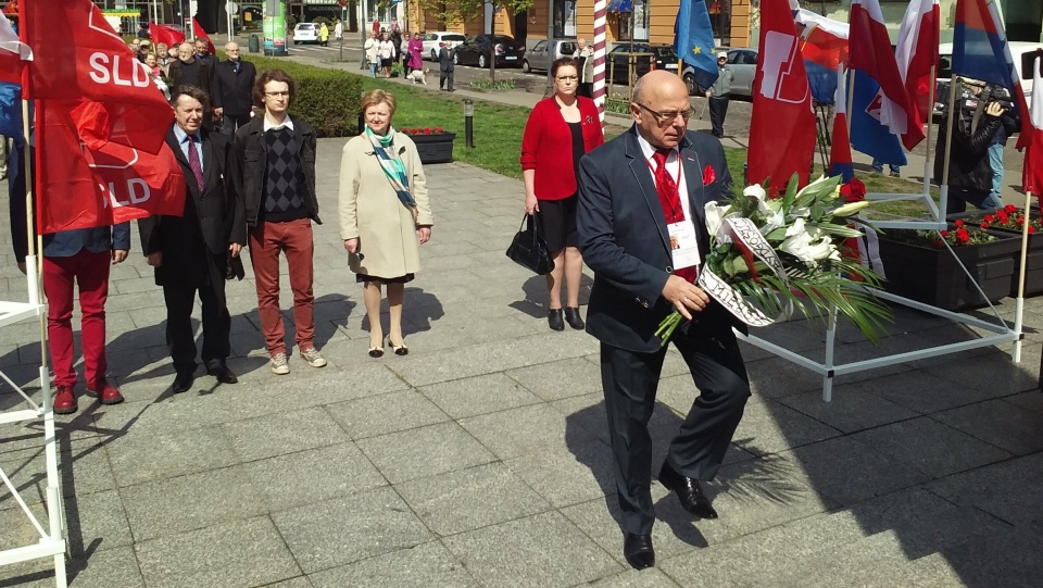 Przedstawiciele organizacji lewicowych i związków zawodowych z Bydgoszczy złożyli kwiaty pod Pomnikiem Wolności. Fot. Kamila Zroślak