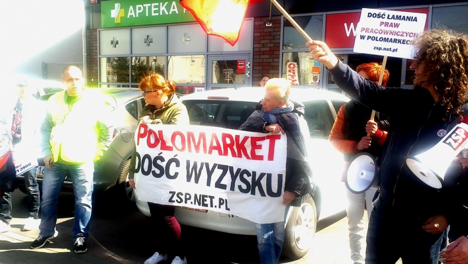 W ok. godzinnych pikietach przed bydgoskimi placówkami sieci "Polomarket" udział wzięło kilkanaście osób. Fot. Andrzej Krystek