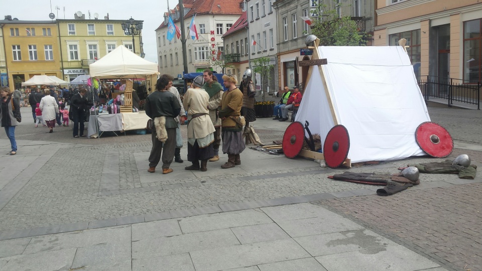 Plac Wolności w centrum Żnina zamienił się w średniowieczną osadę. Fot. Kamila Zroślak