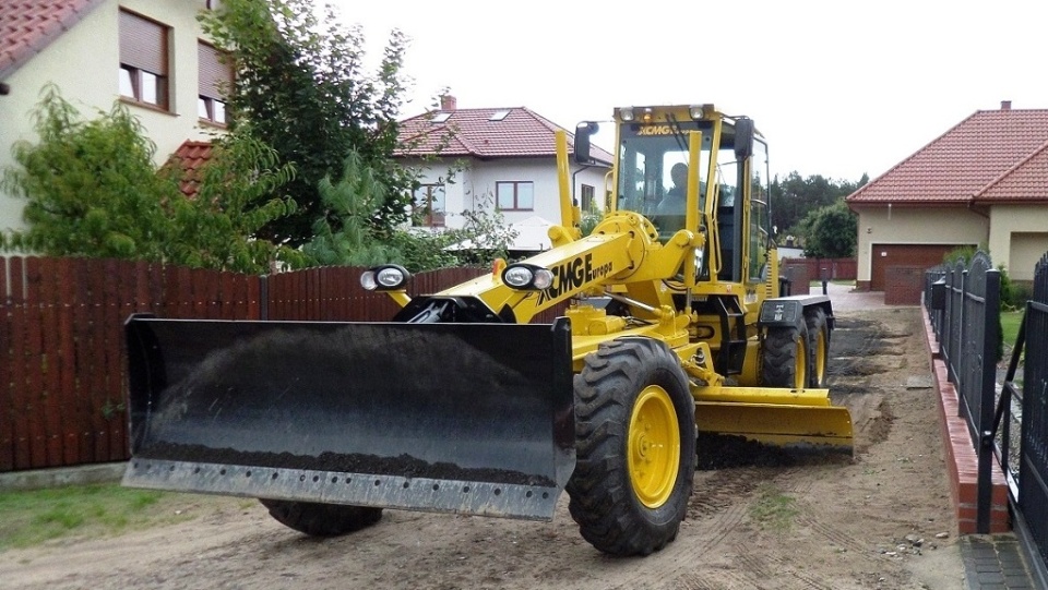 Maszyna do równania pojawia się na bydgoskich gruntówkach zgodnie z ustalnym wcześniej harmonogramem. Fot. www.zdmikp.bydgoszcz.pl