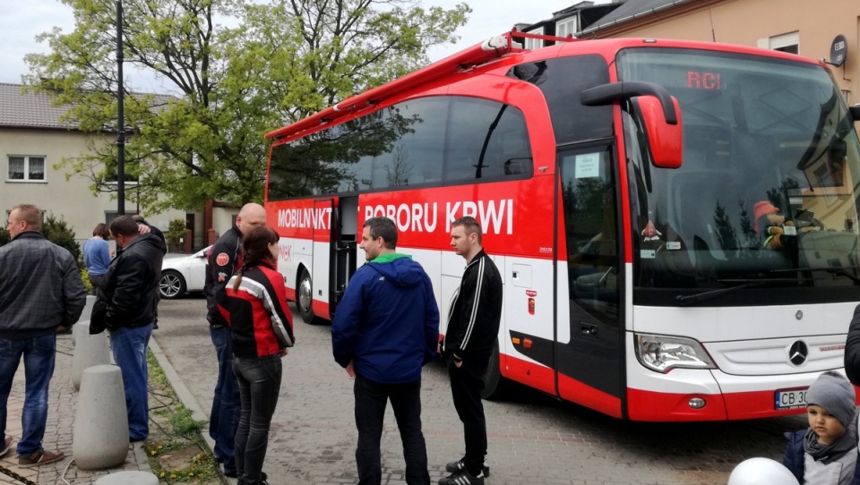 Na Nowym Rynku w Rypinie stanęła wielka scena, ale i krwiobus. Fot. Robin Jesse