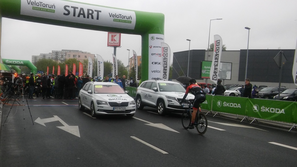 Na zdjęciu kolarze przygotowujący się do startu w Velo Toruń 2017. Fot. Szymon Łożyński