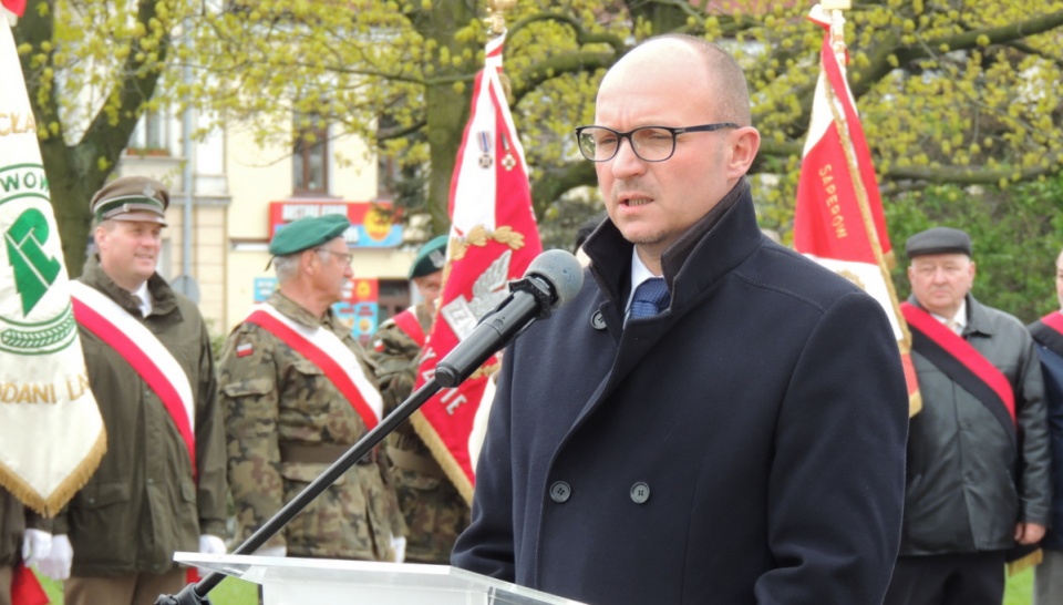 Stawiły się poczty sztandarowe szkół i organizacji społecznych, a prezydent Włocławka wygłosił okolicznościowe przemówienie. Fot. Marek Ledwosiński