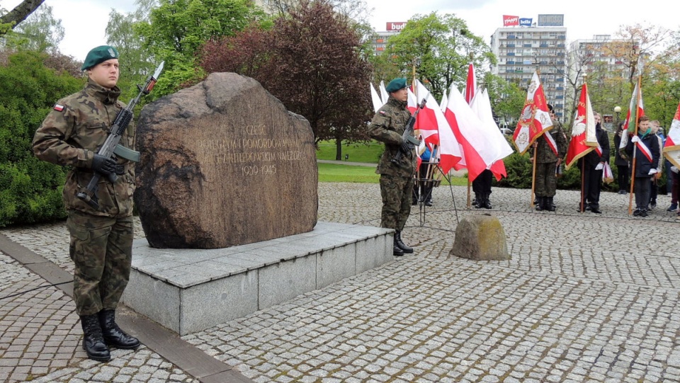 Toruńskie uroczystości rocznicowe odbyły się pod pomnikiem "Ku czci poległych i pomordowanych przez hitlerowskiego najeźdźcę w latach 1939-1945". Fot. Michał Zaręba