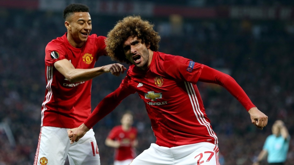 Na zdjęciu Marouane Fellaini (z prawej) cieszy się z bramki na 1:0 dla Manchesteru United w rewanżowym starciu półfinałowym z Celtą Vigo. Fot. PAP/EPA/NIGEL RODDIS