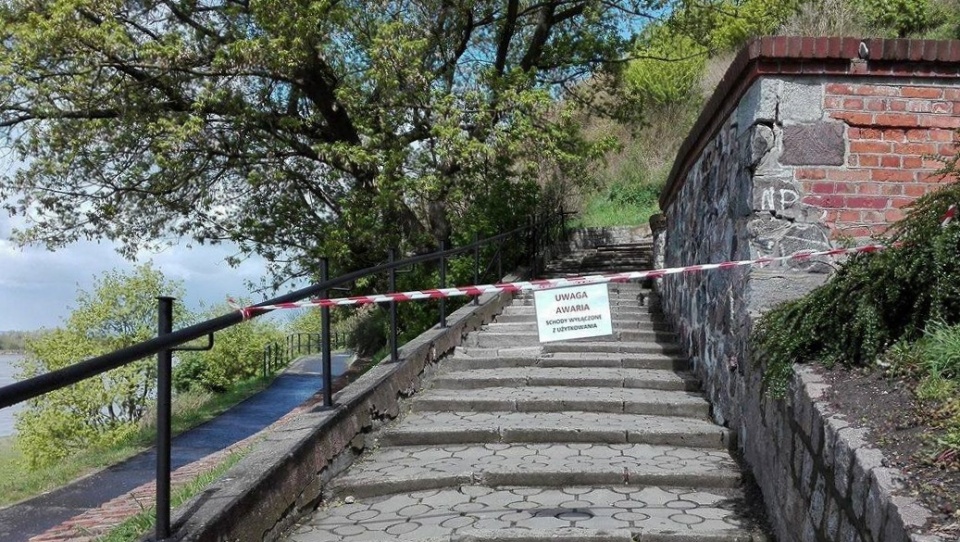 W wyniku uszkodzenia, wejście na Górę Zamkową w Grudziądzu jest zamknięte. Fot. nadesłane