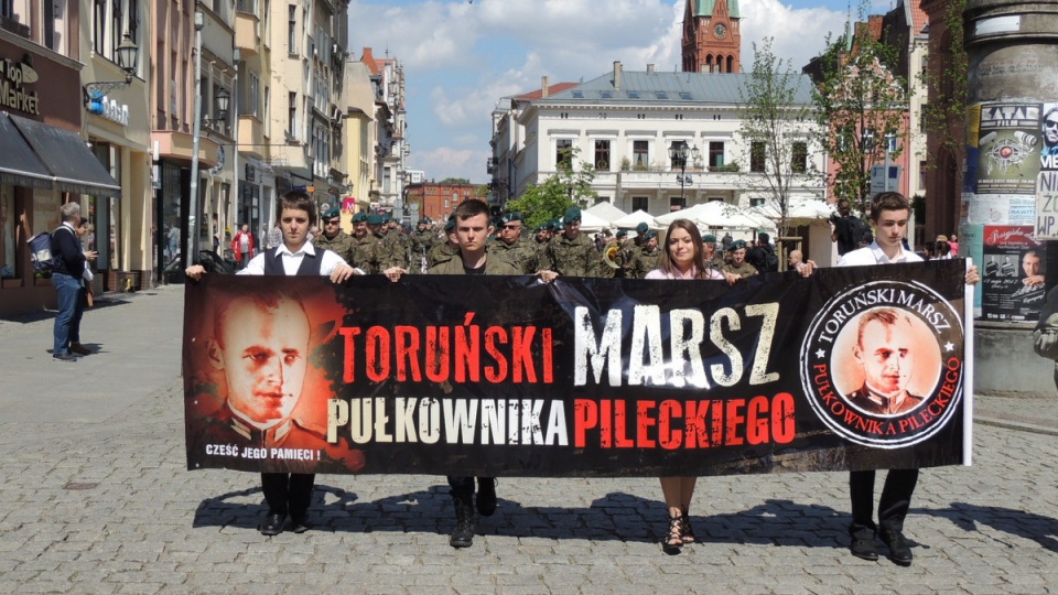 VII Toruński Marsz Pułkownika Witolda Pileckiego przeszedł ulicami Starówki. Fot. Michał Zaręba.