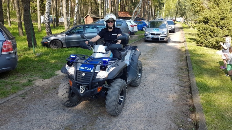 Policjanci, wspólnie z uczestnikami, dojechali do mety w Romanowie nad Zalewem Koronowskim. Fot. KWP w Bydgoszczy