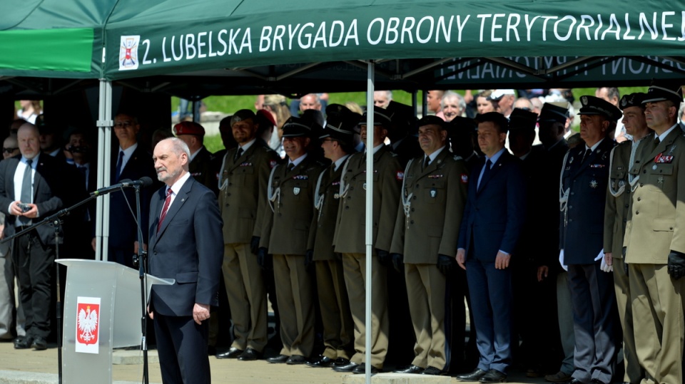 Minister obrony narodowej Antoni Macierewicz podczas uroczystości składania przysięgi przez pierwszych żołnierzy terytorialnej służby wojskowej Wojsk Obrony Terytorialnej. Fot. PAP/Wojciech Pacewicz