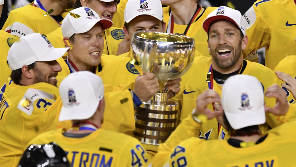 Na zdjęciu hokeiści ze Szwecji cieszą się z wywalczenia tytułu mistrzów świata w hokeju na lodzie. Fot. PAP/EPA/SASCHA STEINBACH
