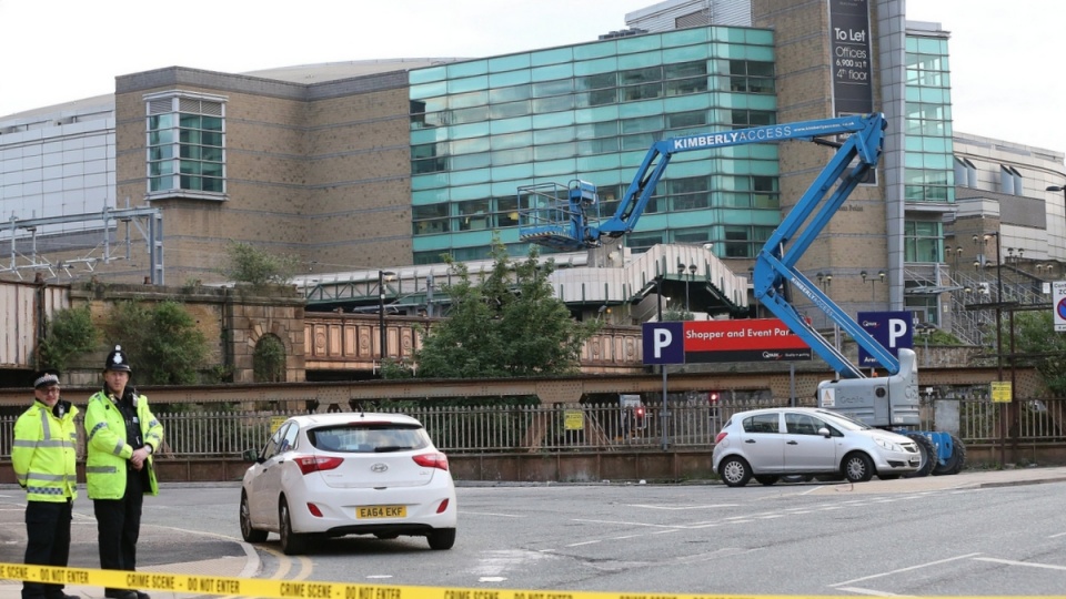 Kordon policyjny wokół budynku Manchester Arena, w którym doszło do poniedziałkowego zamachu. Fot. PAP/EPA/NIGEL RODDIS