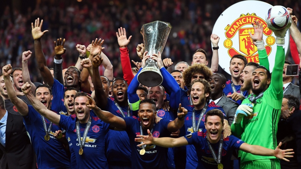 Na zdjęciu piłkarze Manchesteru United z trofeum dla zwycięzcy Ligi Europejskiej. Fot. PAP/EPA/GEORGI LICOVSKI