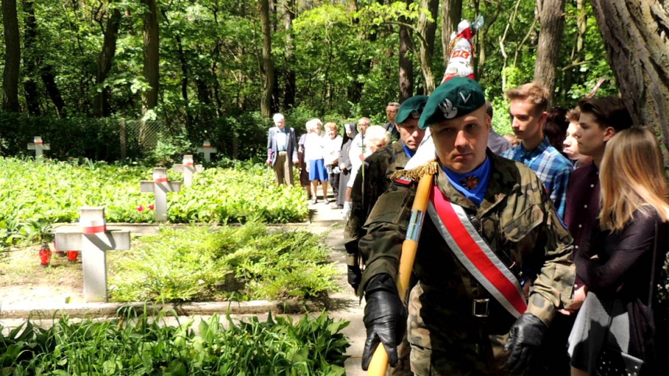 Po mszy św. w intencji zmarłych w smukalskim obozie, złożono również kwiaty na cmentarzu obozowym i odczytano apel poległych. Fot. Damian Klich