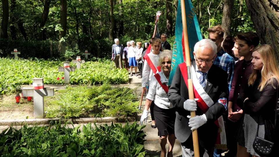 Po mszy św. w intencji zmarłych w smukalskim obozie, złożono również kwiaty na cmentarzu obozowym i odczytano apel poległych. Fot. Damian Klich