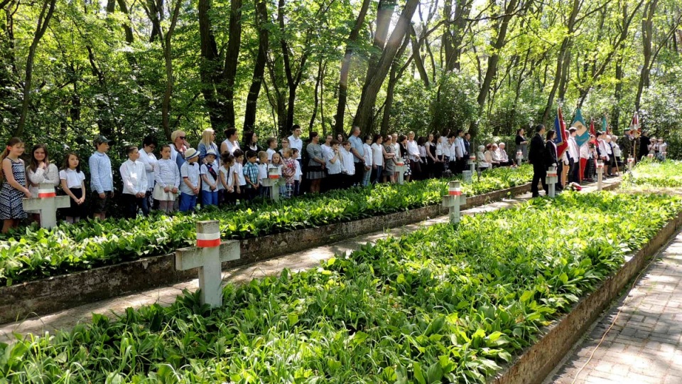 Po mszy św. w intencji zmarłych w smukalskim obozie, złożono również kwiaty na cmentarzu obozowym i odczytano apel poległych. Fot. Damian Klich