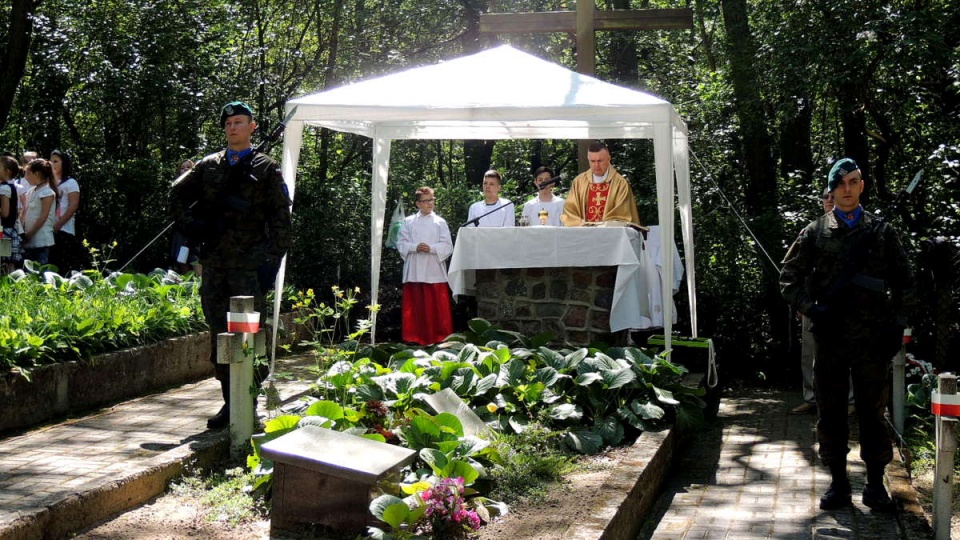 Po mszy św. w intencji zmarłych w smukalskim obozie, złożono również kwiaty na cmentarzu obozowym i odczytano apel poległych. Fot. Damian Klich