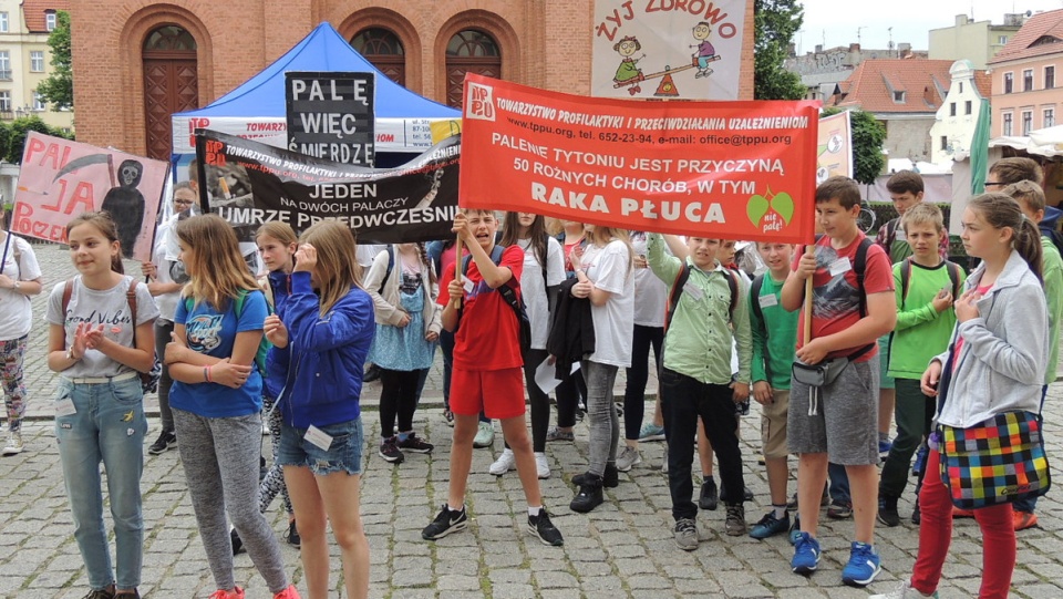 Na Rynku Nowomiejskim w Toruniu odbył się antynikotynowy happening. Fot. Monika Kaczyńska