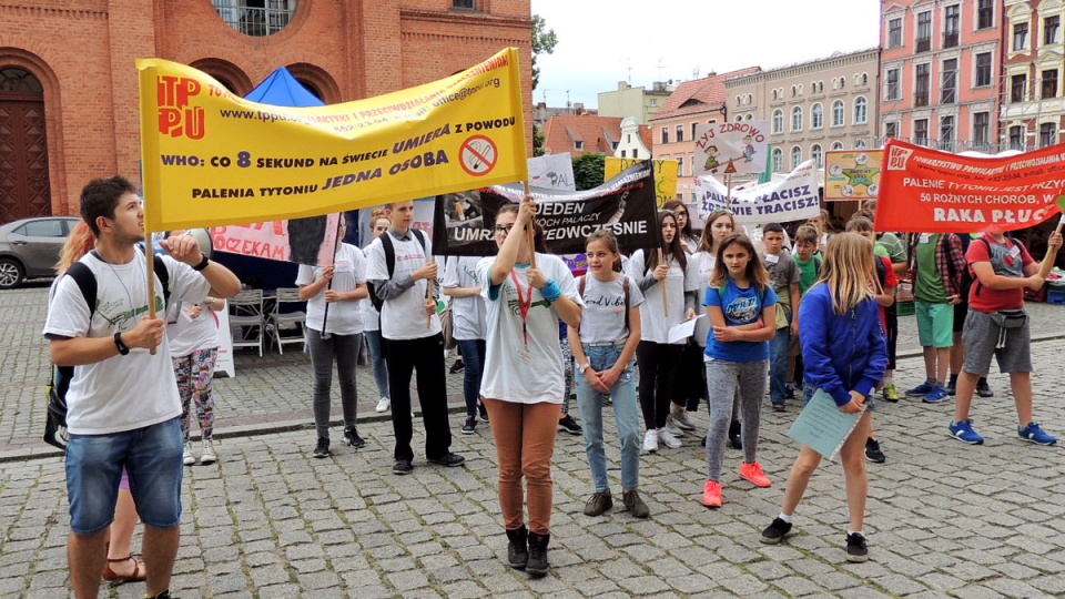 Na Rynku Nowomiejskim w Toruniu odbył się antynikotynowy happening. Fot. Monika Kaczyńska