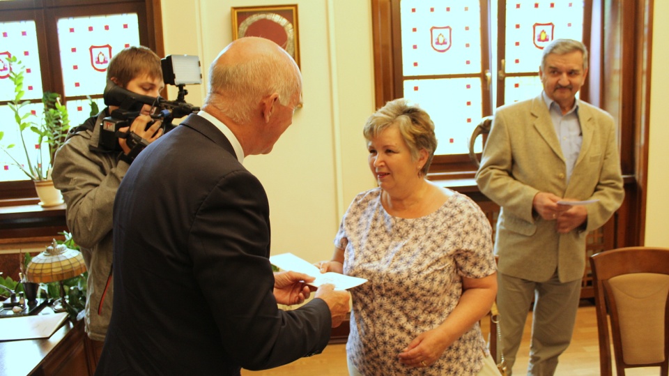 Grudziądzkie Karty Seniora o numerze 5.000 i 5.001 trafiły do Państwa Izabeli i Bernarda Kowalskich. Fot. Marcin Doliński