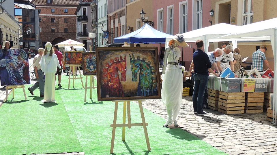 Artyści wystawili w plenerze swoje prace: obrazy, instalacje, biżuterię rękodzielniczą. Fot. Momika Kaczyńska