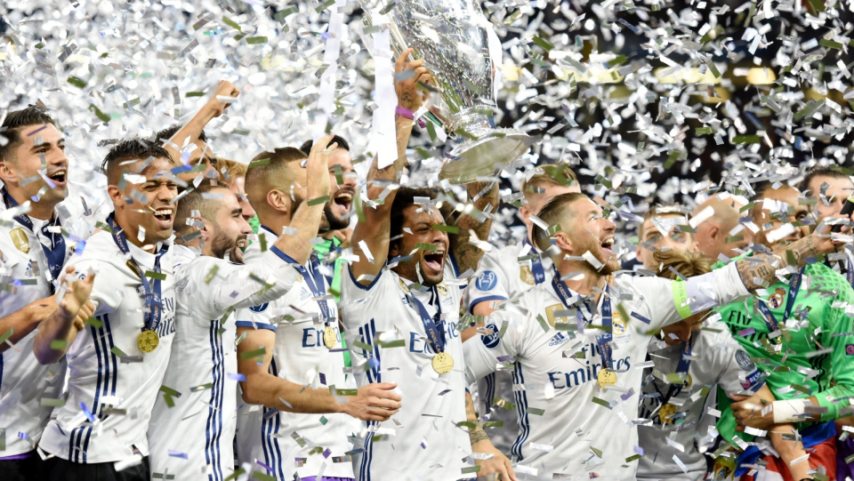 Na zdjęciu piłkarze Realu Madryt, którzy cieszą się z triumfu w Lidze Mistrzów w sezonie 2016/2017. Fot. PAP/EPA/PETER POWELL