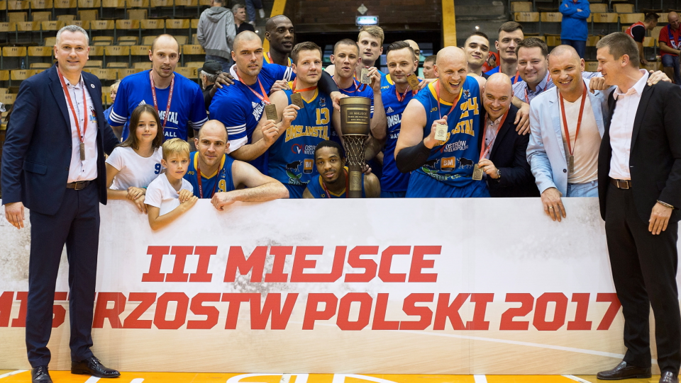Na zdjęciu drużyna Stali Ostrów Wielkopolski, która cieszy się z wywalczenia 3. miejsca w ekstraklasie koszykarzy w sezonie 2016/2017. Fot. PAP/Jan Dzban