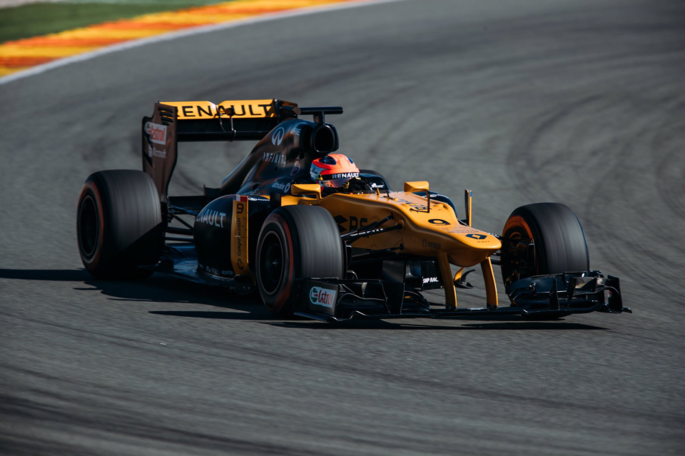 Na zdjęciu bolid Renault, a w nim Robert Kubica podczas wtorkowych testów. Fot. twitter.com/RenaultSportF1