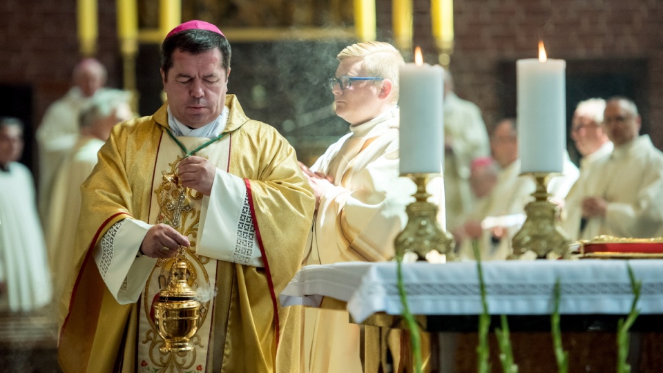 Abp Jan Romeo Pawłowski z Sekretariatu Stolicy Apostolskiej przewodniczy uroczystej mszy św. W katedrze świętych Jana Apostoła i Jana Chrzciciela w Toruniu. Fot. PAP/Tytus Żmijewski