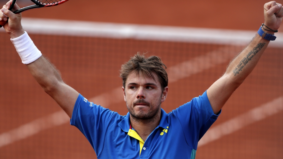 Na zdjęciu Stan Wawrinka, który cieszy się z awansu do półfinału French Open 2017. Fot. PAP/EPA/IAN LANGSDON