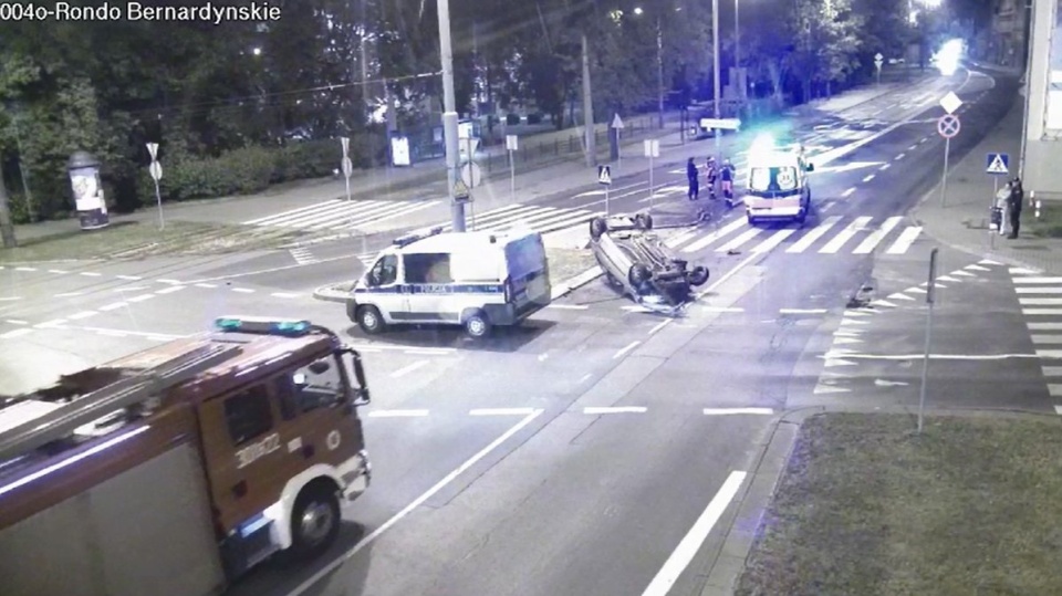 Mężczyzna stracił panowanie nad pojazdem i dachował przy rondzie Bernardyńskim. Fot. Policja