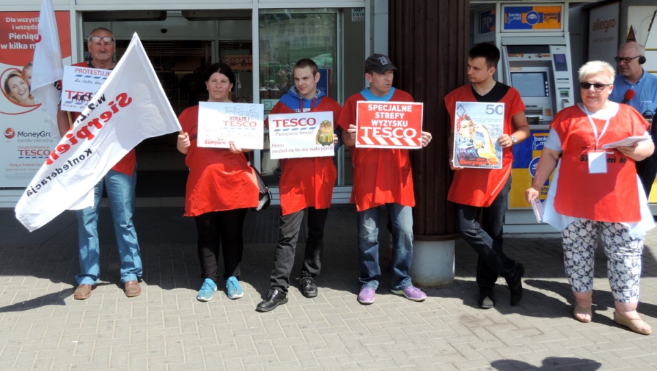 Podwyżek płac oraz zwiększenia liczby pracowników domagali się dzisiaj związkowcy z Sierpnia 80, protestujący przed bydgoskim Tesco. Fot. Lech Przybyliński