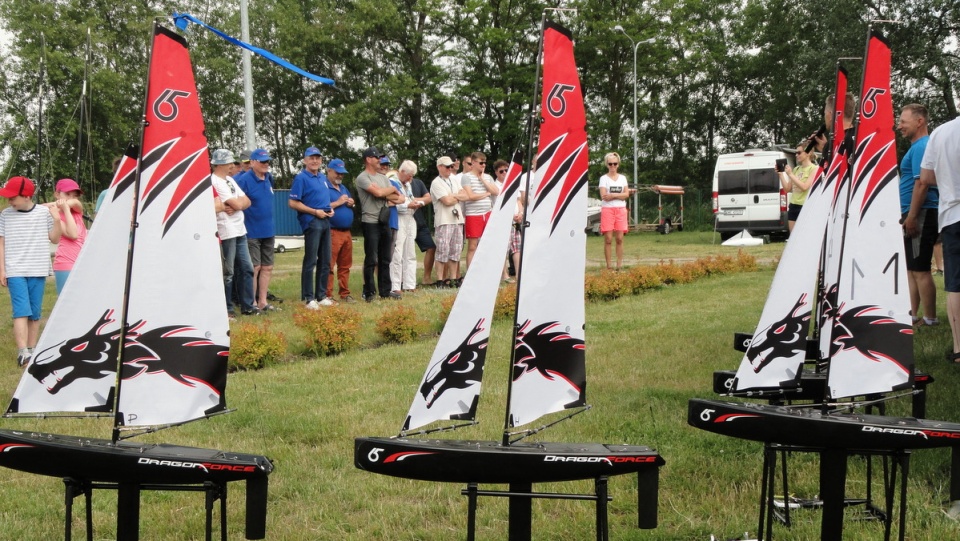 Kilkadziesiąt modeli żeglarskich wypłynęło na Zalew Włocławski. Fot. Sławomir Kukiełczyński