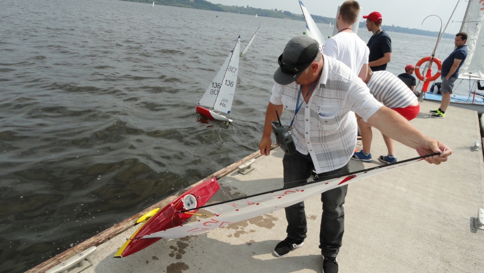 Kilkadziesiąt modeli żeglarskich wypłynęło na Zalew Włocławski. Fot. Sławomir Kukiełczyński