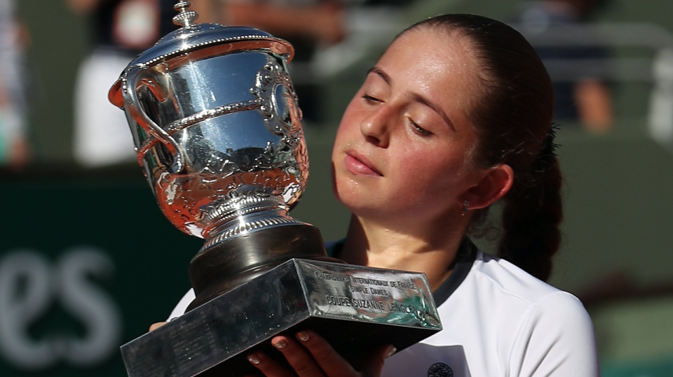 Na zdjęciu Jelena Ostapenko, triumfatorka French Open 2017. Fot. PAP/EPA/TATYANA ZENKOVICH