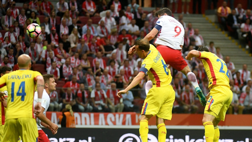 Robert Lewandowski strzela drugiego gola. Fot.PAP/Bartłomiej Zborowski