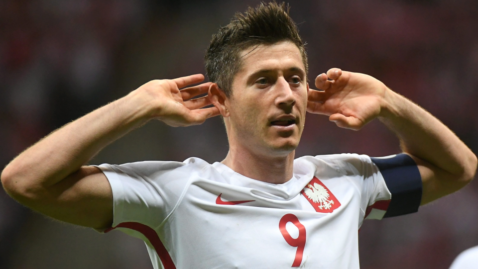 Na zdjęciu Robert Lewandowski, który cieszy się z trzeciej bramki dla Polski w meczu z Rumunią. Fot. PAP/Bartłomiej Zborowski