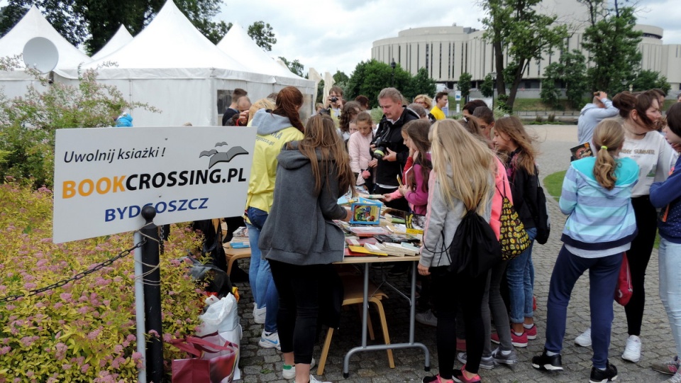 Na bydgoską Wyspę Młyńską można przynieść przeczytaną książkę i zabrać do domu dowolną inną. Fot. Lech Przybyliński